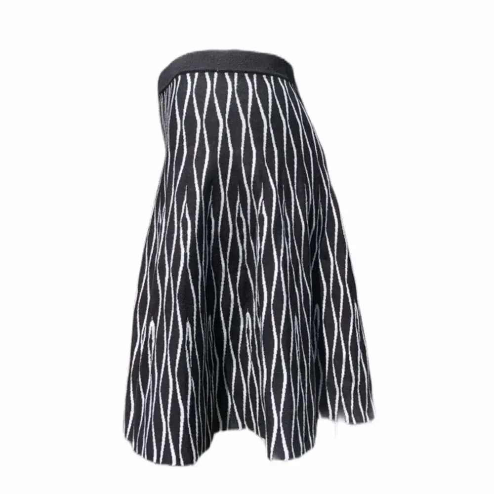 Context Lord & Taylor black white geometric design knit short skirt size Medium
